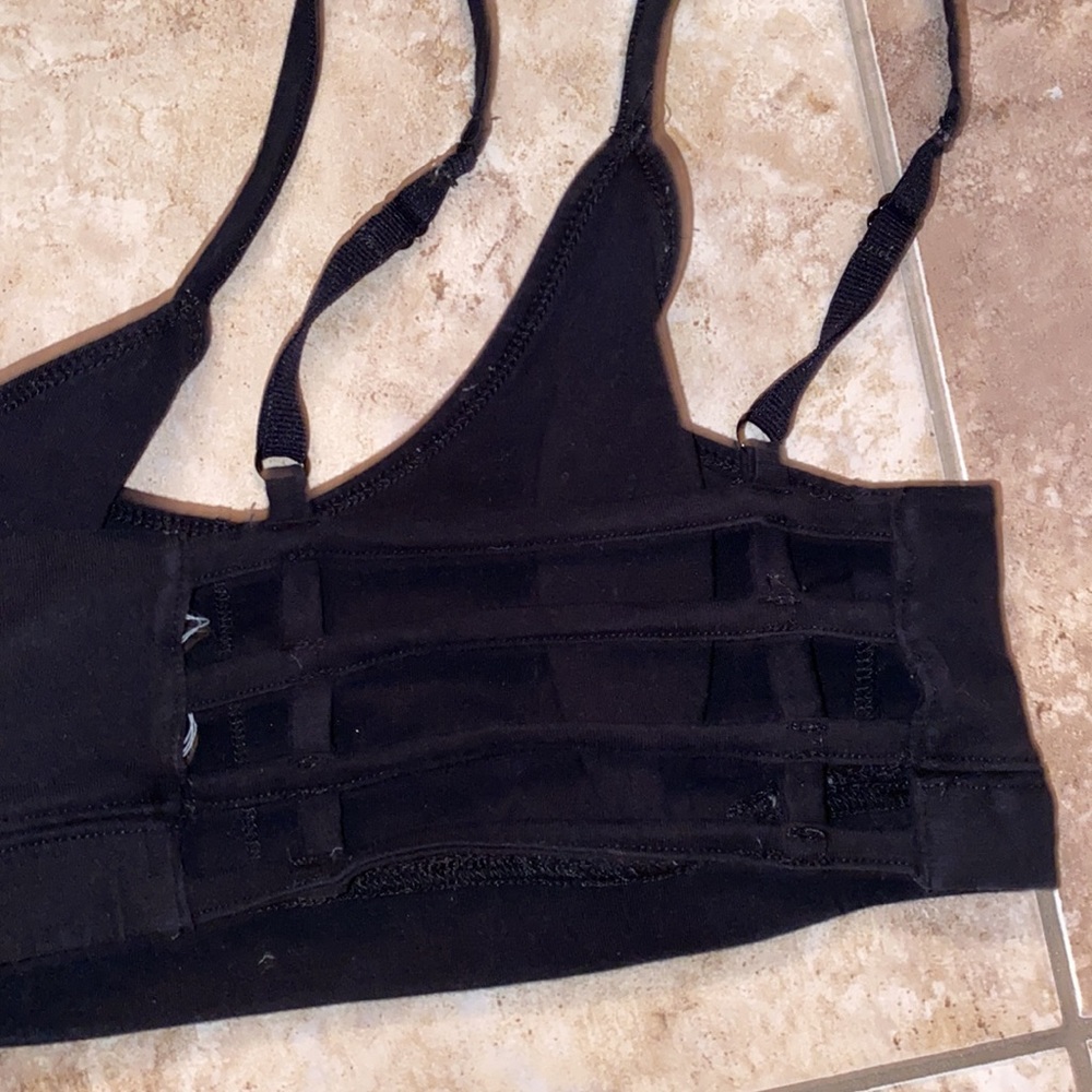 Beautiful black forever 21 strappy sports bra 🆕 - Picture 6 of 7